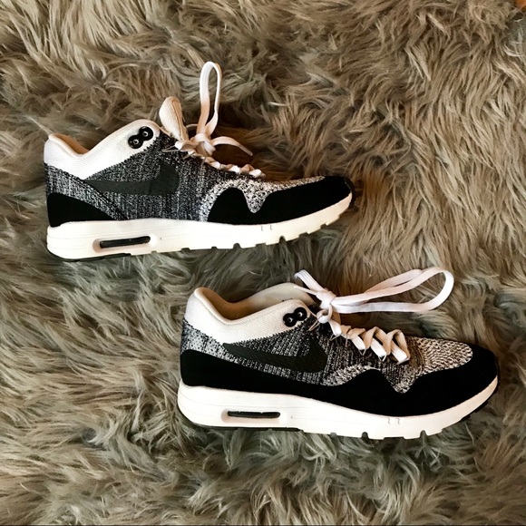 Nike Shoes - Nike Air Max Women’s Size 8.5